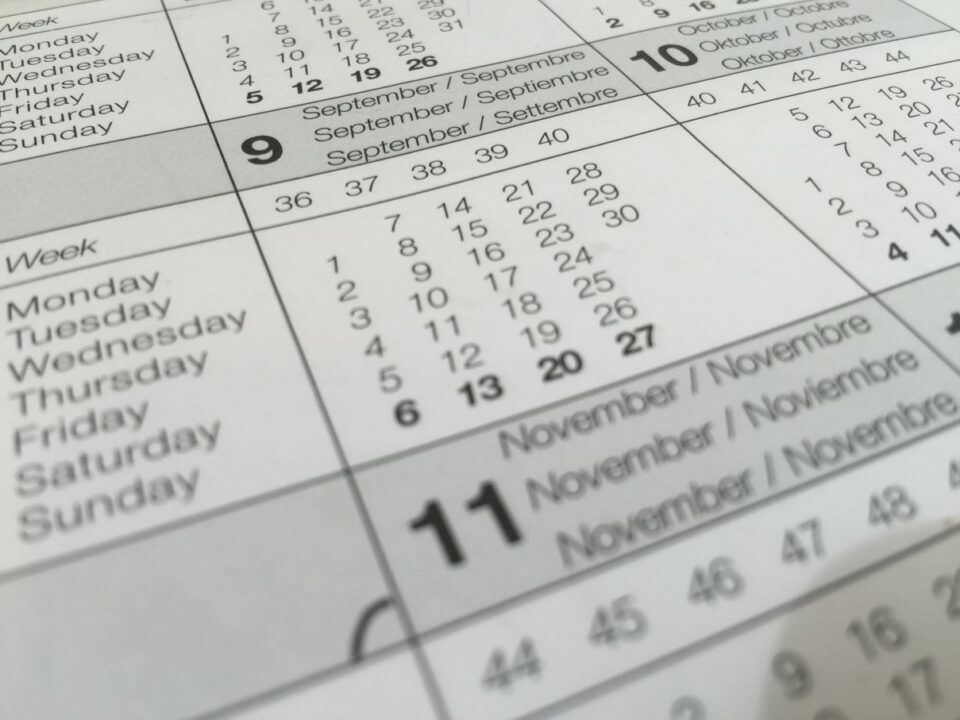 Auf dem Foto sieht man ein kalender. Bildquelle: pexels