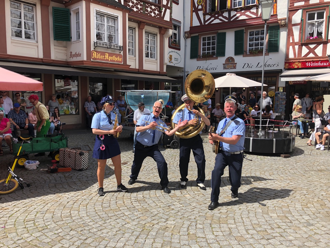 Die Jazzpolizei gab den Auftakt des Straßentheaters. Foto: Anna-Lena Hees