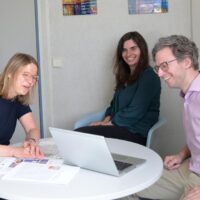 Prof. Dr. Andrea Maurer, Leonie Mader und Clemens Schmidt untersuchen Strukturen und Entwicklungen des Algorithmen-Journalismus. Foto: Universität Trier