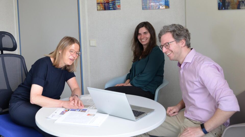Prof. Dr. Andrea Maurer, Leonie Mader und Clemens Schmidt untersuchen Strukturen und Entwicklungen des Algorithmen-Journalismus. Foto: Universität Trier