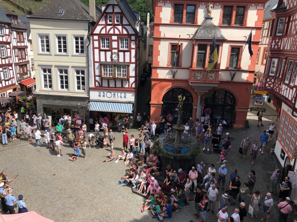 Auf dem Markplatz in Bernkastel-Kues waren am Sonntag viele Menschen zusammengekommen, um dem Straßentheater beizuwohnen. Foto: Anna-Lena Hees