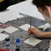 Beim Workshop der WJT-Vorbereitungsgruppe durften sich die Kinder und Jugendlichen in portugiesischer Fliesenmalerei ausprobieren. Foto: IsabelAthmer/Bistum Trier