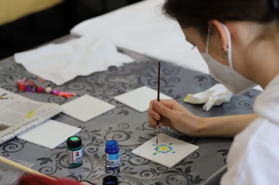 Beim Workshop der WJT-Vorbereitungsgruppe durften sich die Kinder und Jugendlichen in portugiesischer Fliesenmalerei ausprobieren. Foto: IsabelAthmer/Bistum Trier