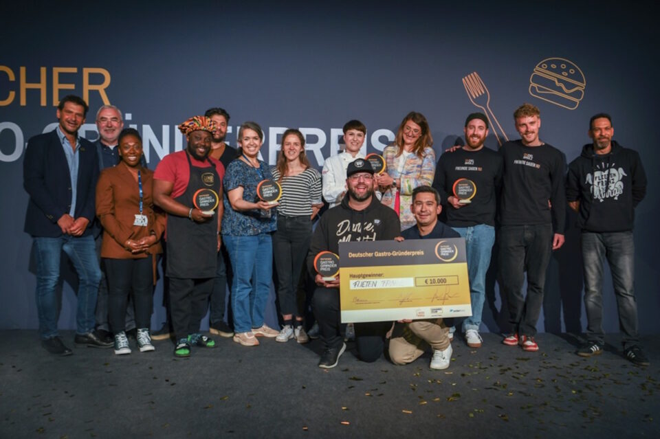 Das Foto zeigt alle Finalteilnehmer des "Deutschen Gastro Gründer Preis 2022" mit dem Gewinner Flieten Franz aus Trier. Foto: INTERNORGA/ Andrea Paechnatz