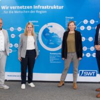 (v. l.) Arndt Müller (SWT-Vorstand); Verena Hubertz, MdB; Corinna Rüffer, MdB; Oberbürgermeister Wolfram Leibe. Bildquelle: Stadtwerke Trier