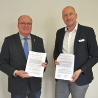 DRK-Kreisgeschäftsführer Rainer Hoffmann und Landrat Andreas Kruppert nach der Vertragsunterzeichnung (Foto: Kreisverwaltung).