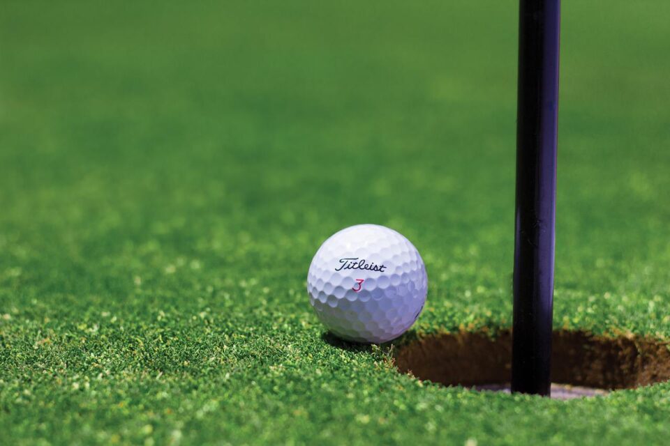 Das Foto zeigt einen Golfball, der direkt am Rand des Lochs leigengeblieben ist. Foto: www.pexels.com