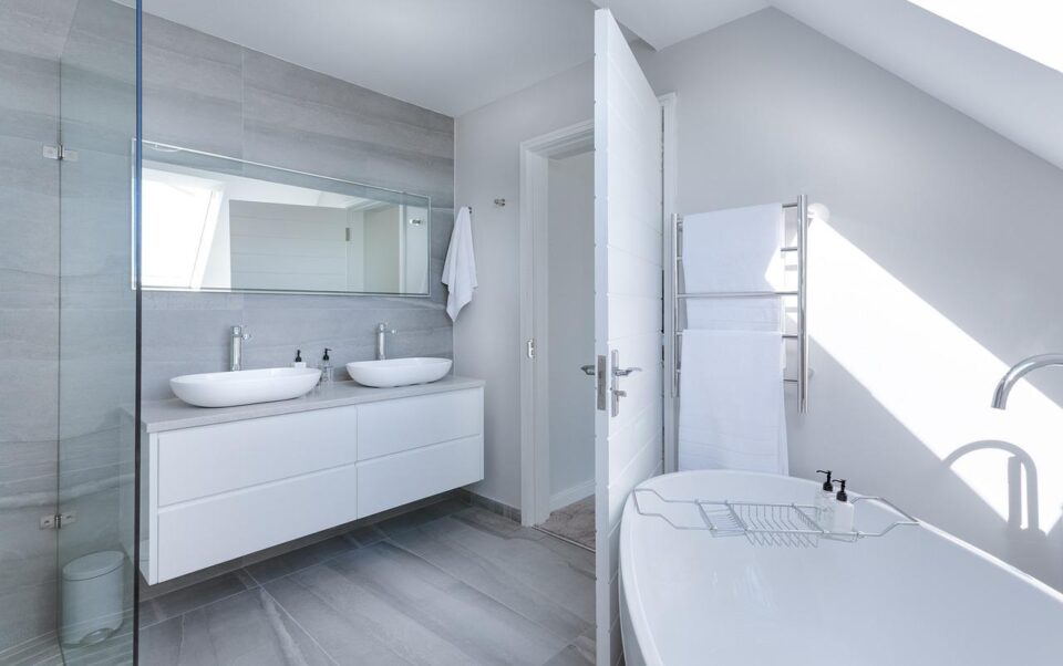 Das Foto zeigt eine weißes minimalistich eingerichtetes Badezimmer. Foto: Bild von Jean van der Meulen auf Pixabay