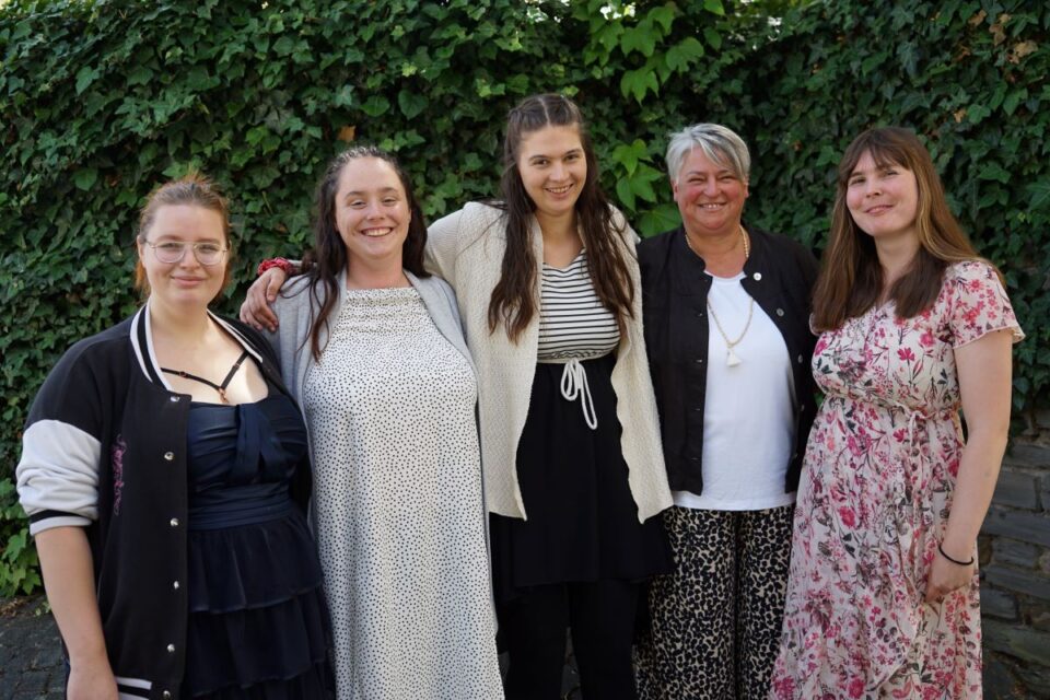  In diesem Jahr freuen sich fünf junge Frauen über ihre erfolgreich abgeschlossene Berufsausbildung im Berufsbildungszentrum Haus Elisabeth des Caritasverbandes Trier. Bildquelle: Caritasverband Trier e.V.