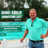 Auf seiner Sommertour 2022 besucht Daniel Köbler zahlreiche Schwimmbäder in Rheinland-Pfalz und informiert sich über diese Probleme und Herausforderungen sowie über Konzepte für den Betrieb von kommunalen Schwimmbädern. Bildquelle: Bündnis 90/Die Grünen Stadtverband Trier