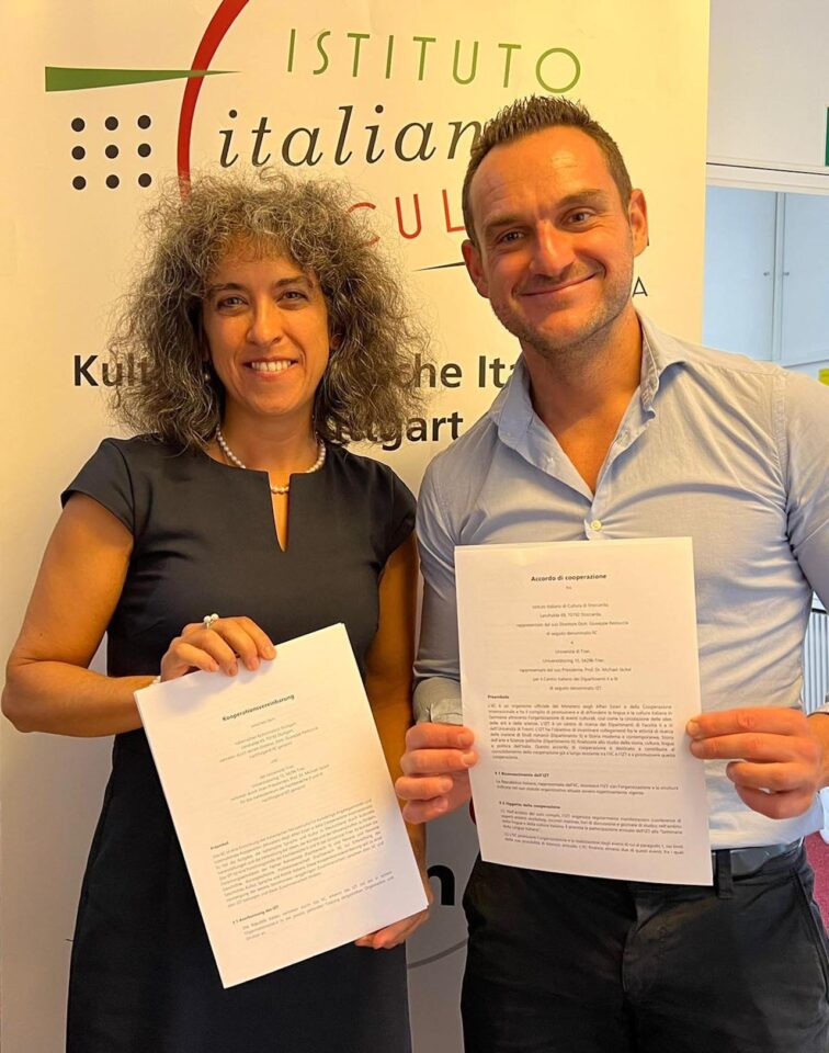 Foto ICC: IIC-Direktor Dott. Giuseppe Restuccia und Dr. Mara Onasch mit der unterschriebenen Kooperationsvereinbarung. Foto: Universität Trier