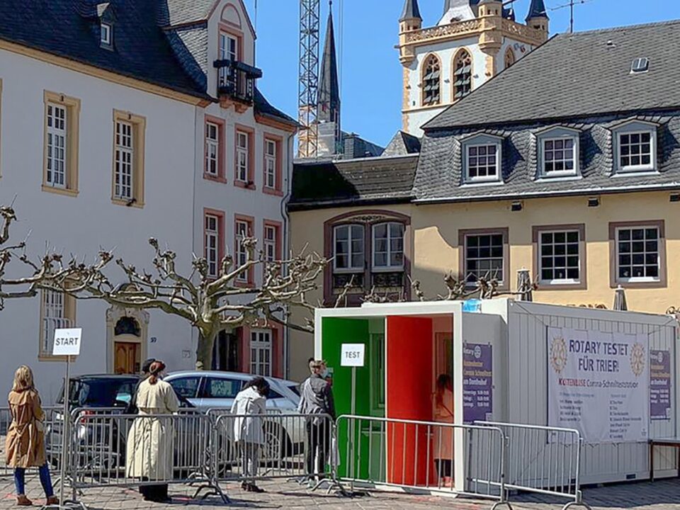 Die Teststation der Rotarier in Trier auf dem Domfreihof ist gut besucht. Foto: Rotarier Trier