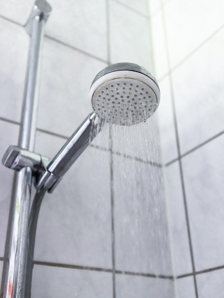 Beim Duschen kann viel Energie gespart werden. Einfach etwas kürzer und kühler duschen oder einen wassersparenden Duschkopf verwenden. Bild: 5vier.de