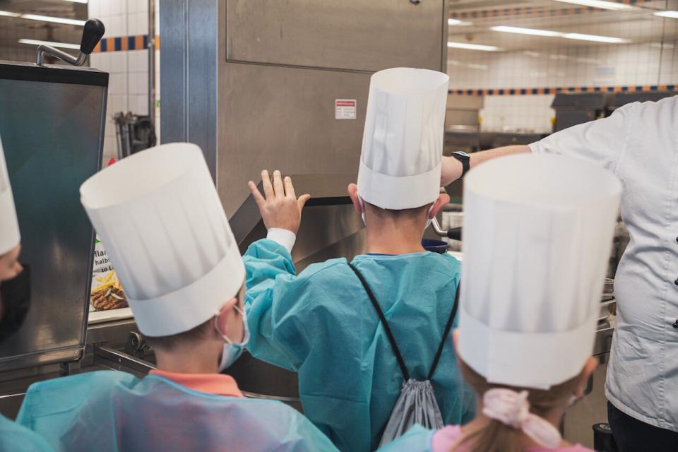 Den Kindern wird die Küche des Krankenhauses präsentiert. Foto: Boromäerinnen Krankenhaus Trier