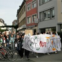 Der Protestzug verlief von Domfreihof über den Hauptmarkt bis zur Kaiserstraße, am Karl-Marx-Haus vorbei zur Porta Nigra und wieder zum Dom zurück. Foto: T.Hemmer/5vier-Redaktion.