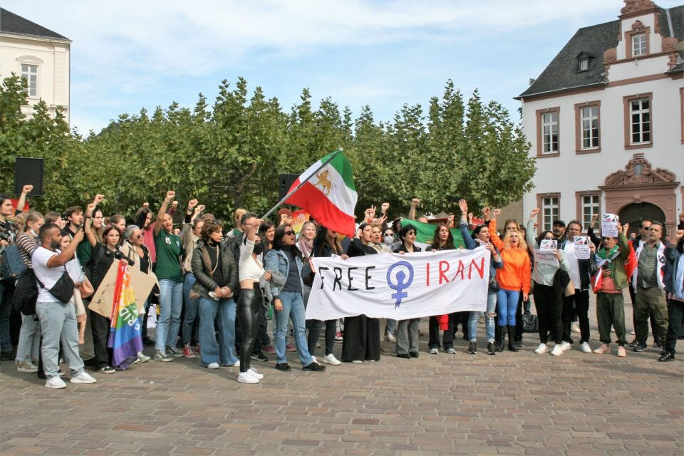 Nachdem Hamed Jamifar zu einer weiteren Solidaritätsbekundung mit Protestierenden im Iran am Sonntag den 25.09 vor der Porta Nigra aufgerufen hatte, standen alle hinter ihrer Forderung "Free Iran"zusammen, Foto: T.Hemmer/5vier-Redaktion