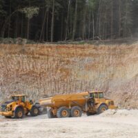 Abraum- und Abfallstoffe, die beispielsweise beim Abbau von Gestein entstehen, haben ein hohes Potenzial für die Anwendung in der Zementproduktion.