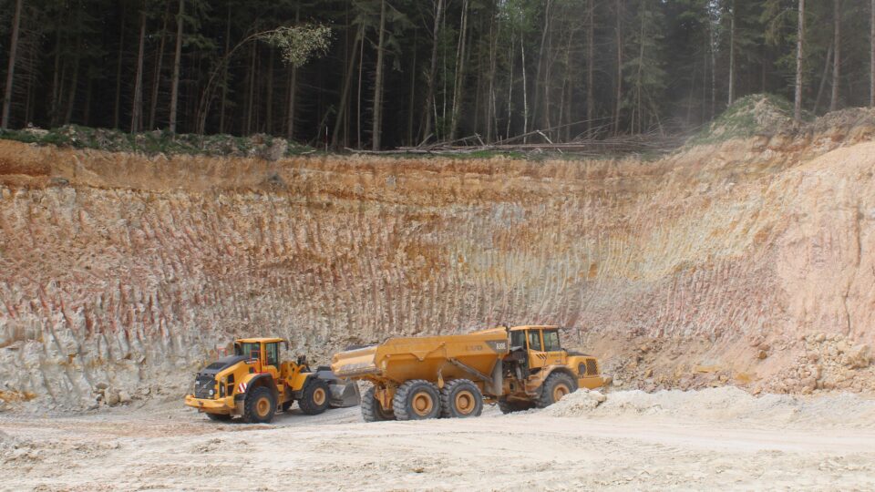 Abraum- und Abfallstoffe, die beispielsweise beim Abbau von Gestein entstehen, haben ein hohes Potenzial für die Anwendung in der Zementproduktion. 