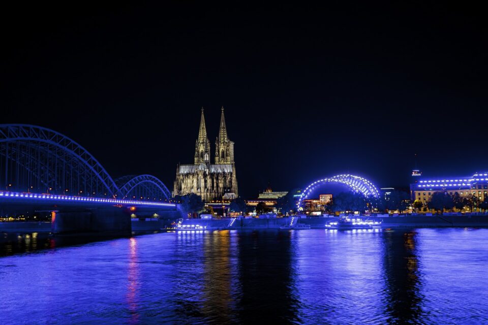 Die Rheinbrücke und der Dom in Köln bei Nacht. Foto: FelixBerger /pixabay.com