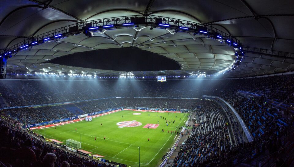 Das Volksparkstadion in Hamburg bei Nacht mit Flutlicht. Foto: Mario Klassen via unsplash.com
