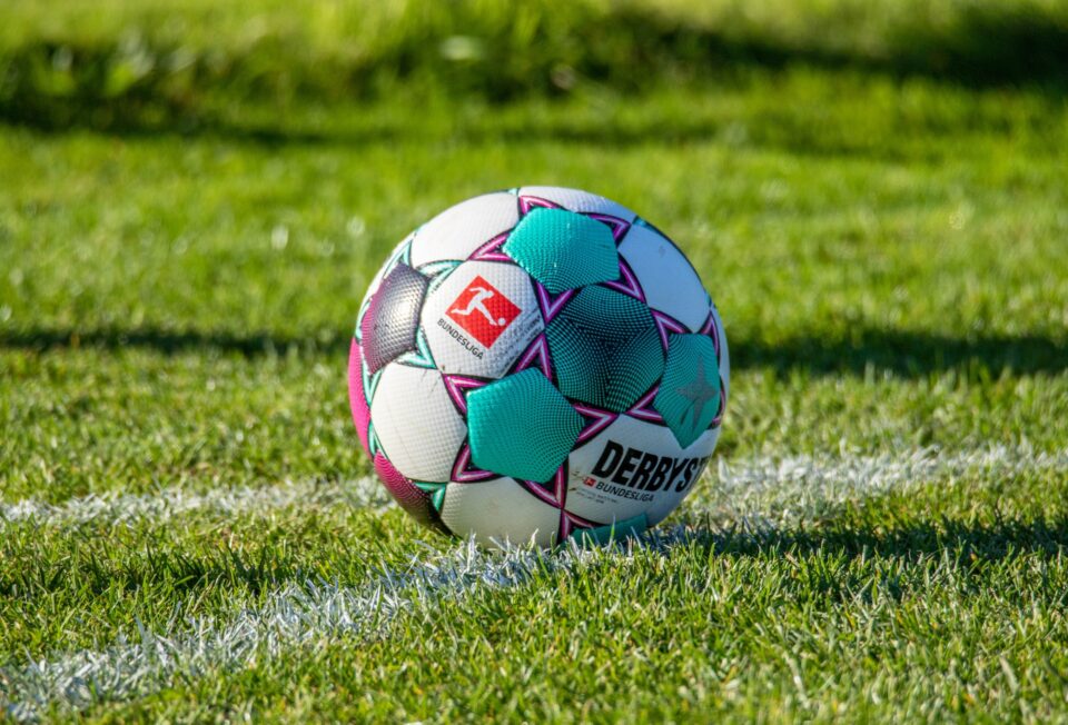 DerbyStar offizieller Ball der Fussball Bundesliga. Foto: unsplash.com /Tobias Rehbein