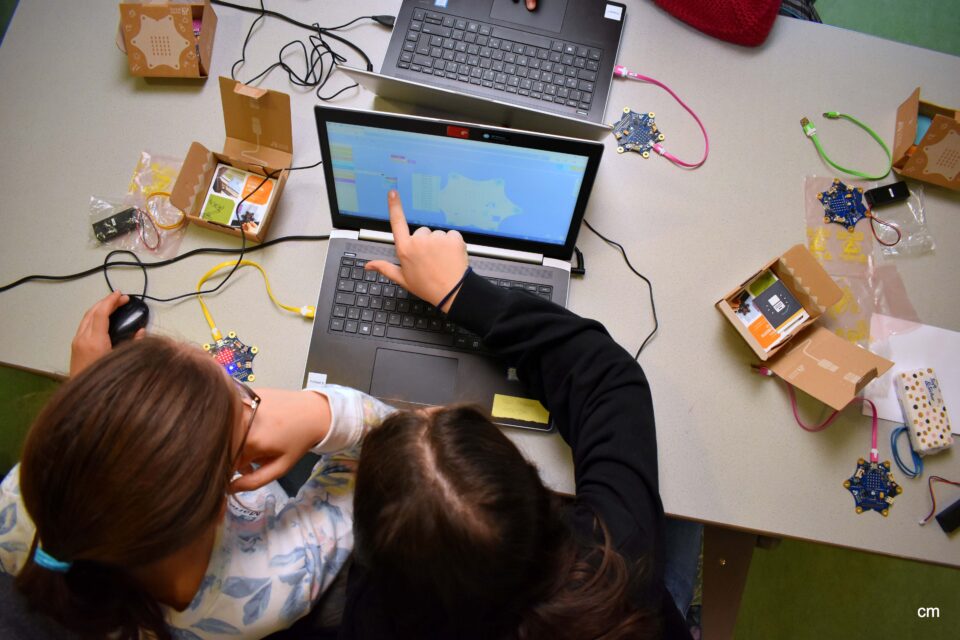 Schülerinnen programmieren bei einem Workshop des Ada-Lovelace-Projekts in der Stadt- und Kreisergänzungsbücherei Wittlich den Mikrocontroller Calliope. Foto: Ada-Lovelace-Projekt Trier