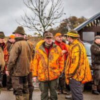 Die Jäger tragen orangene Jacken, damit sie gut erkannt werden. Foto: Gerd Grebener