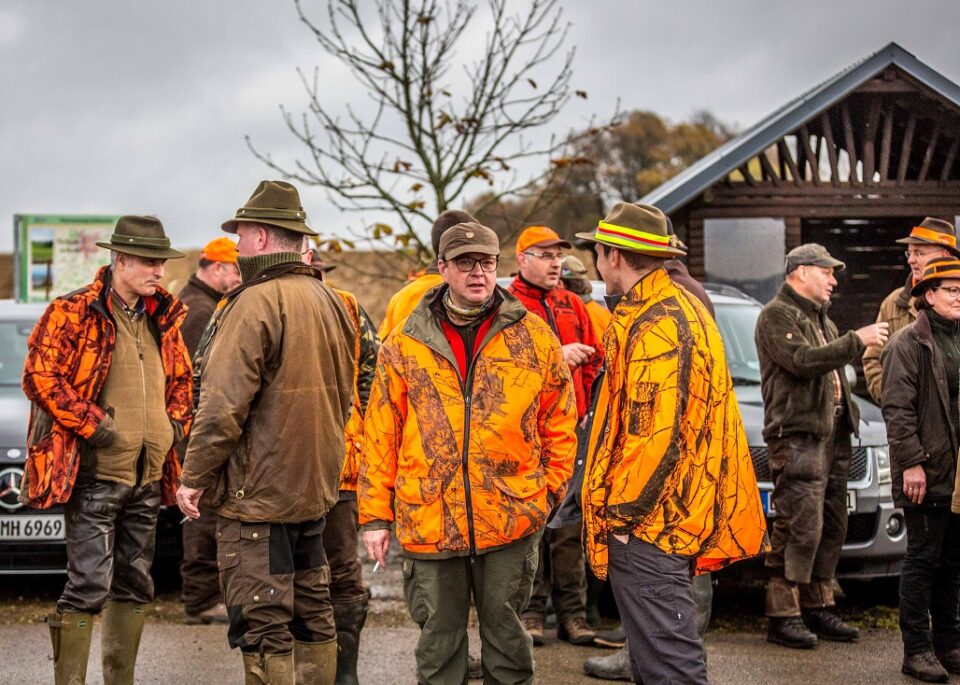 Die Jäger tragen orangene Jacken, damit sie gut erkannt werden. Foto: Gerd Grebener