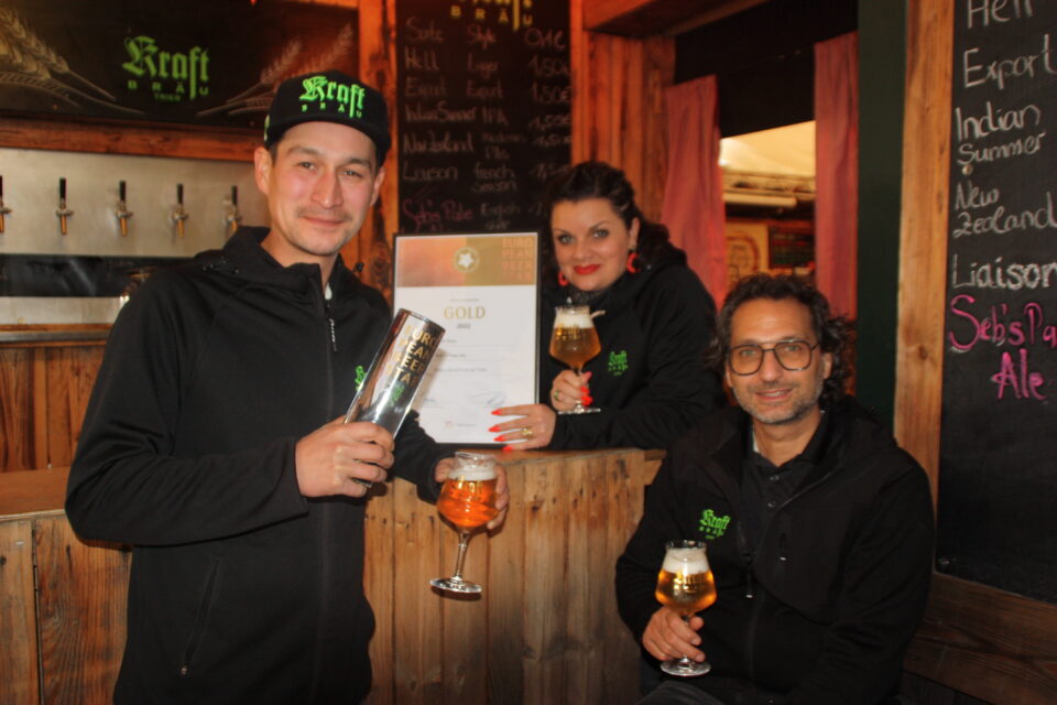 Sebastian Nguyen freut sich mit Lenka und Klaus Tonkaboni über die diesjährige Auszeichnung mit GOLD seines Seb's Pale Ale. Foto: 5vier.de /Sonja Storz
