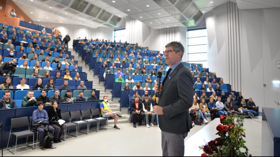 Präsident Jäckel begruesst die Erstsemester. Foto: Universität Trier.