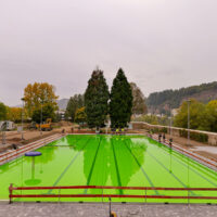 Technik-Test bestanden: Wasser des Beckens im Trierer Nordbad erstrahlt in Neon-Grün. Foto: SWT
