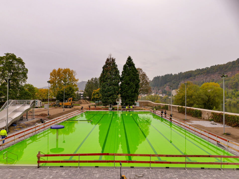 Technik-Test bestanden: Wasser des Beckens im Trierer Nordbad erstrahlt in Neon-Grün. Foto: SWT