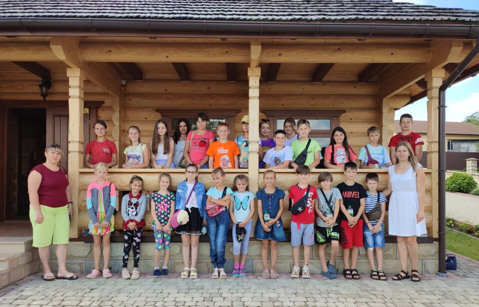 Mitarbeiter des Caritas-Verband Ivano-Frankivsk mit ukrainischen Kindern im Sommercamp. Foto: Caritas Ivano-Franivsk