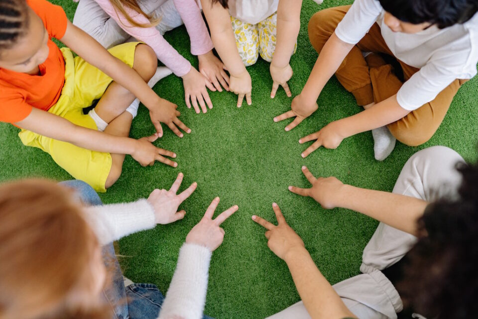 Kinder sitzen zusammen im Kreis. Foto: Yan Krukov/Pexels