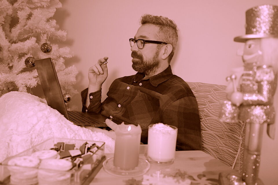 Johannes Schier hat sich eingemummelt und schaut Weihnachtsfernsehen. Bild: Chenni Chen