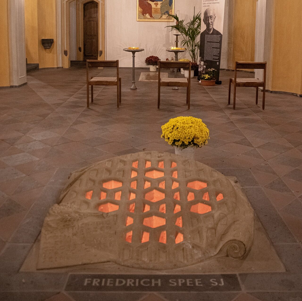 Das von Jochem Pechau geschaffende Okulus für Friedrich Spee von Langenfeld trägt ein Zitat aus Spees lyrischem Hauptwerk der "Trutznachtigall". Foto: Marieke Ehrlicher.