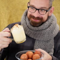 Johannes Schier mit seinem Lieblings Eierpunsch. Bild: Chenni Chen