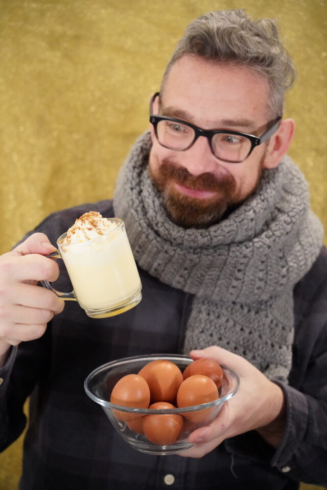 Johannes Schier mit seinem Lieblings Eierpunsch. Bild: Chenni Chen