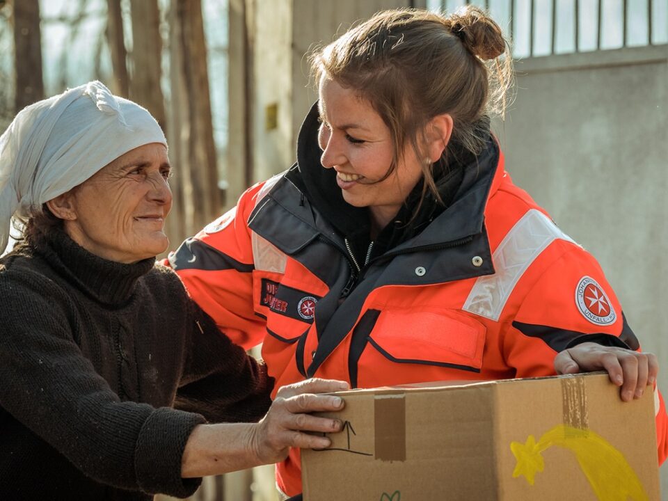 Ehrenamtliche und hauptamtliche Begleiter der Johanniter bringen die Hilfspakete selbst zu Bedürftigen in vielen Ländern Südosteuropas, auch in der Ukraine und in Deutschland selbst. Foto: Johanniter/ Carolin Mauz