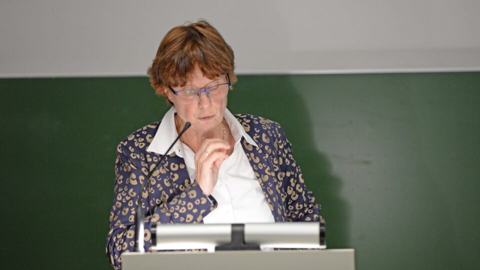 Preisträgerin Prof. Dr. Irene de Jong beim Festvortrag. Foto: Universität Trier.