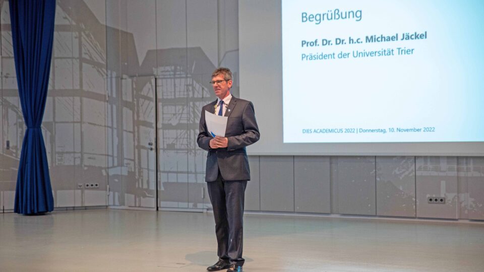 Universitätspräsident Prof. Dr. Dr. h.c. Michael Jäckel begrüßte zum Dies academicus Mitarbeitende, Studierende und Nachwuchswissenschaftlerinnen und -wissenschaftler. Foto: Universität Trier.