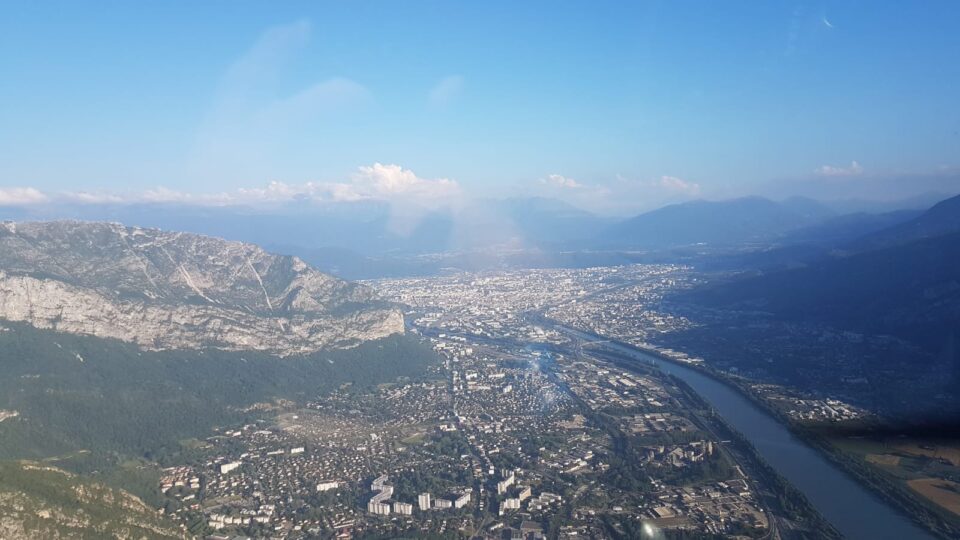 Das sieht man nicht alle Tage: Grenoble von ganz weit oben. Foto: Marc Theisen