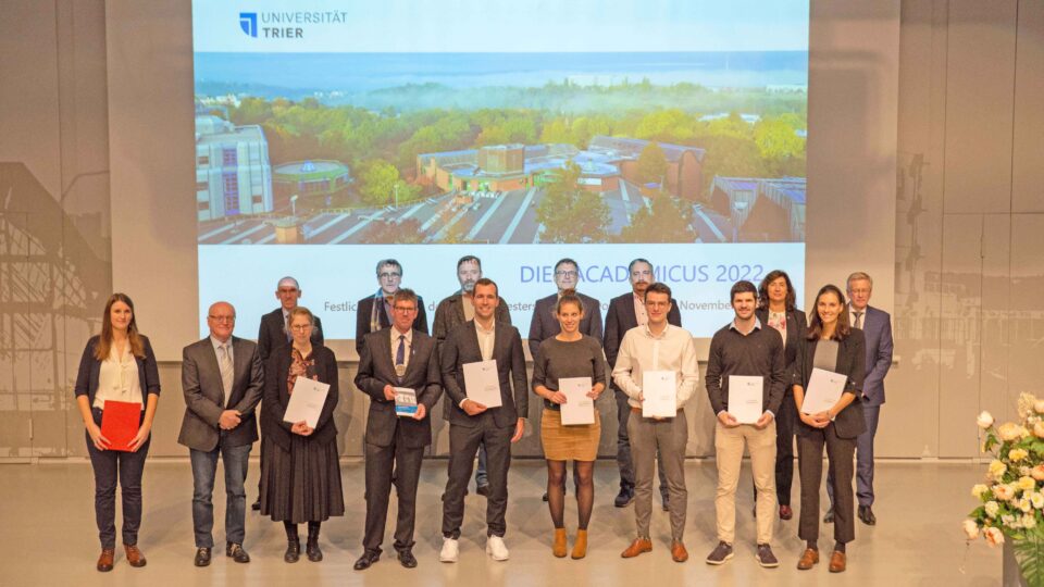 Der Freundeskreis der Universität Trier e.V. verlieh acht Förderpreise an Nachwuchswissenschaftlerinnen und -wissenschaftlern aus vier Fachbereichen für ihre herausragenden Dissertationen. Foto: Universität Trier.