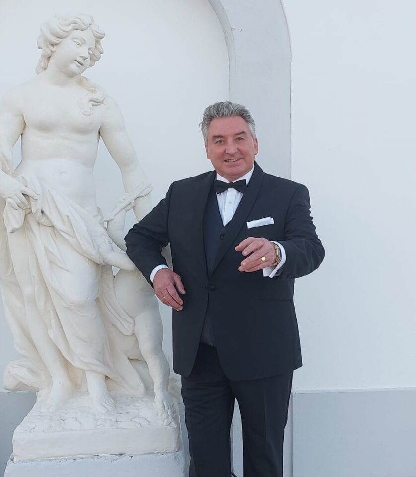 Thomas Kiessling lehnt im Anzug an einer Statue. Foto:  Marion Keukert-Parth
