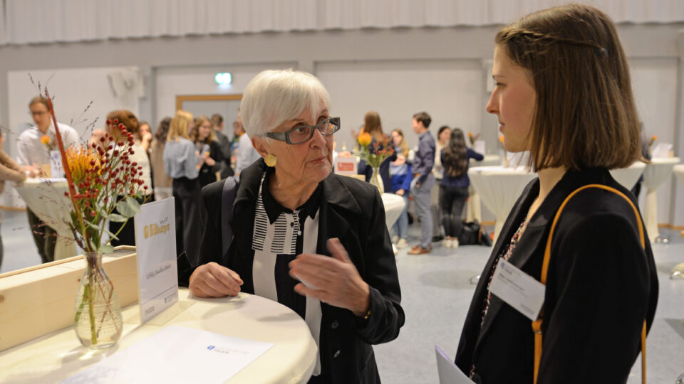 Ulrike Jauslin-Simon im Gespräch mit Studentin Maja Schönenberger, die vor drei Jahren von der privaten Stipendienstifterin gefördert worden war. Foto: Universität Trier