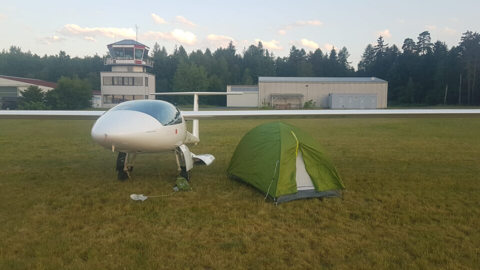 Alles was Marc Theisen braucht: Sein Segelflugzeug und ein Zelt. Foto: Marc Theisen