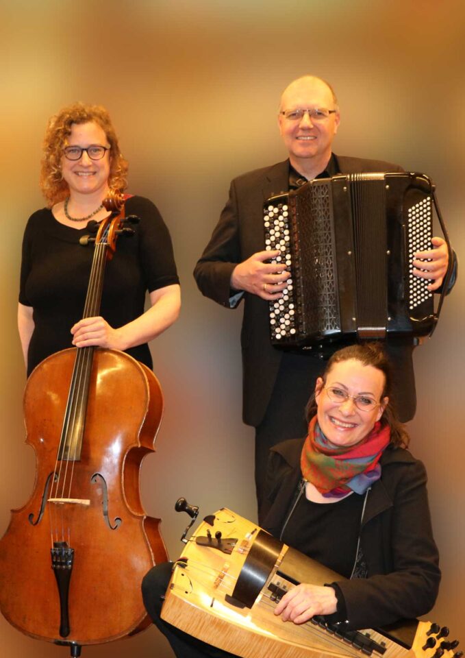 Das Parnass-Ensemble mit Cello (Angela Simons), Akkordeon (Stefan Reil) und Drehleier (Claudia Dylla). Foto; TUFA Trier