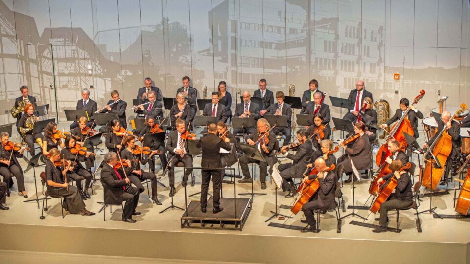 Gocha Mosiashvili dirigierte das Philharmonische Orchester der Stadt Trier zu Stücken von Mozart, Rachmaninow und Grieg. Foto: Universität Trier.