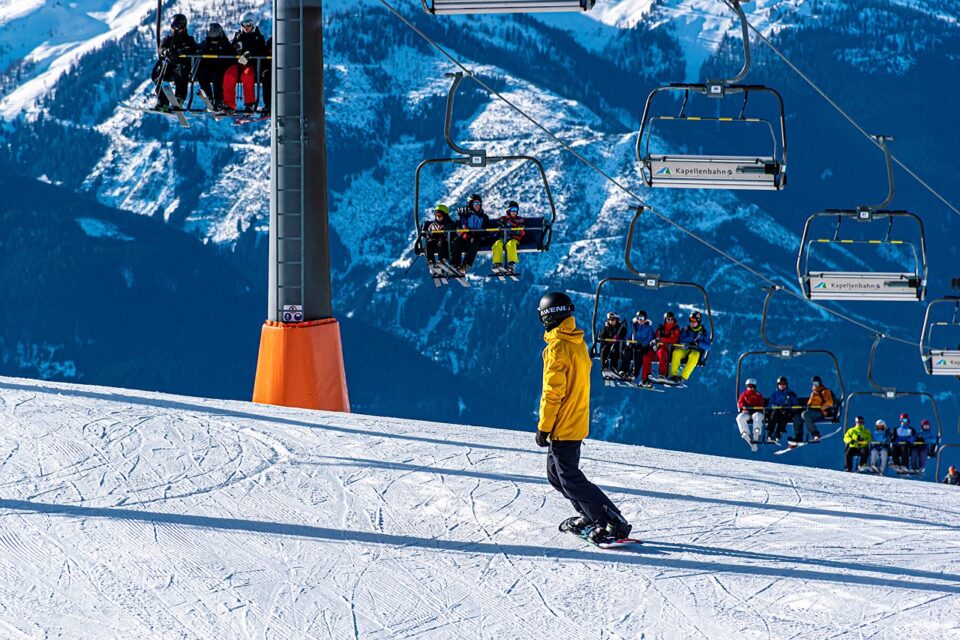 Ein Snowboarder cruist am Skilift entlang. Foto: Ri Butov from Pixabay