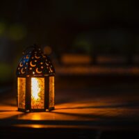 Das Bild zeigt eine leuchtende Laterne im Freien am Abend. Foto: Ahmed Aqtai via Pexels